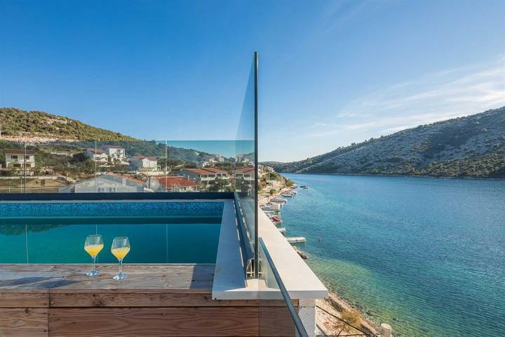 Beachfront Villa Seashell with Pool in Vinisce, Condado de Split-Dalmácia