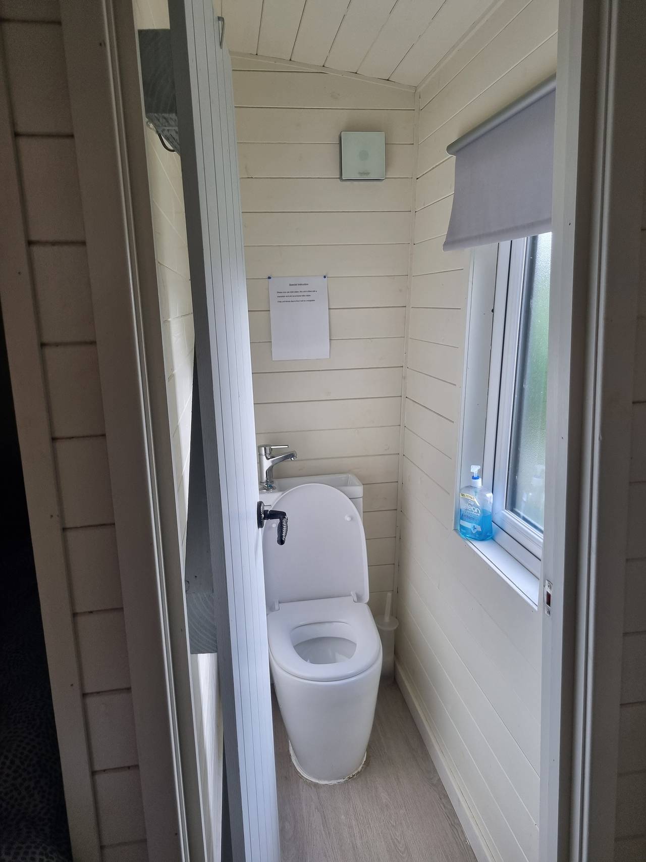 Glamping Hut - Sleeps 2, hot tub & parking in Powys