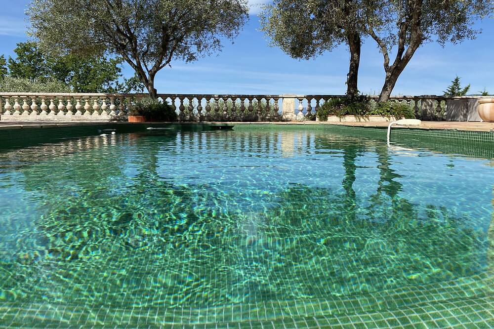 Paisible avec une vue imprenable et une piscine d'eau salée chauffée nr Valbonne et Mougins in Mouans-Sartoux, Côte méditerranéenne (France)