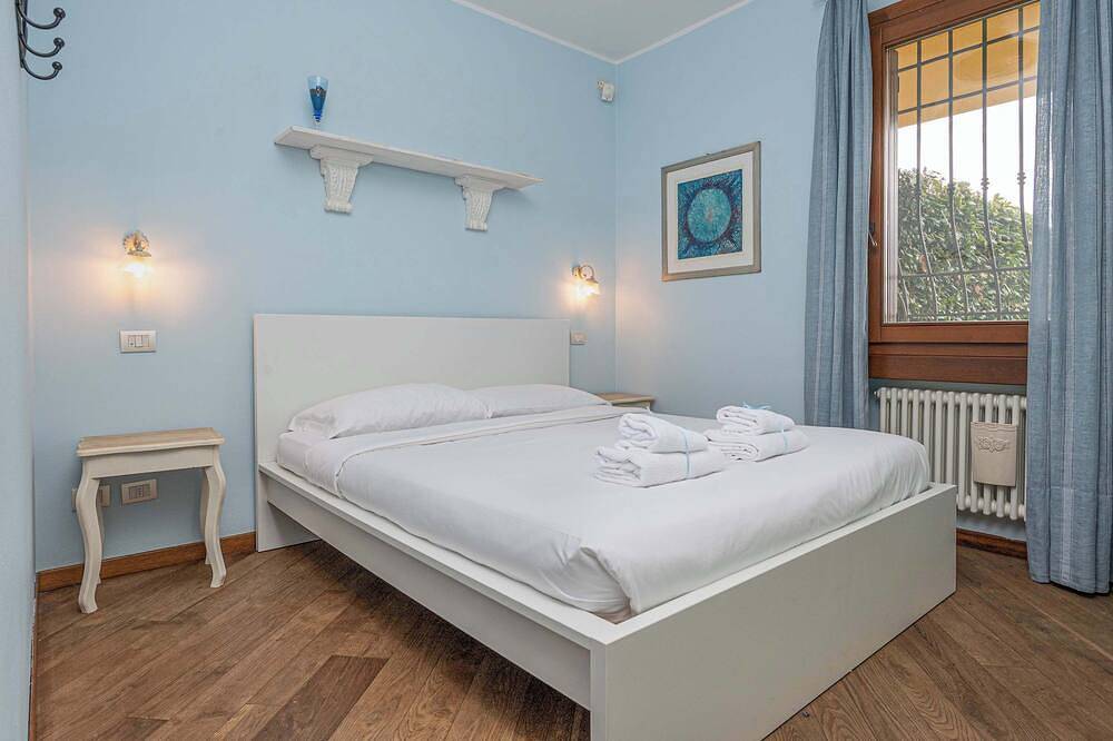 Beautiful villa with private garden and pool in Costermano, Gardasee-Berge