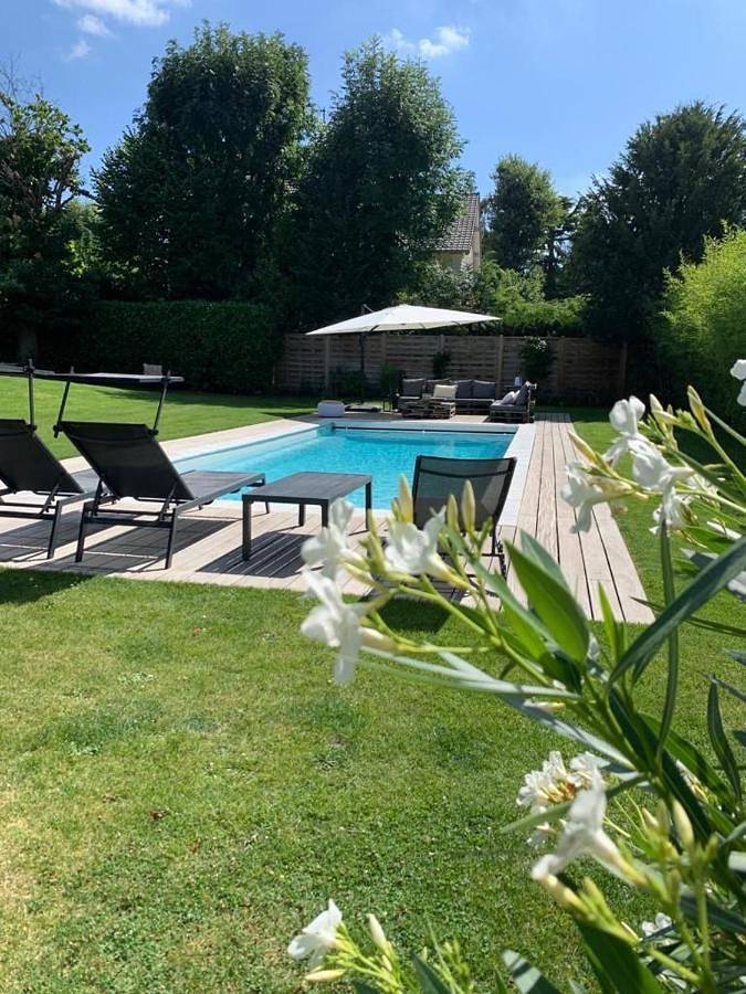 Location de vacances pour 10 personnes, avec jardin et piscine, adapté aux familles à Vaucresson
