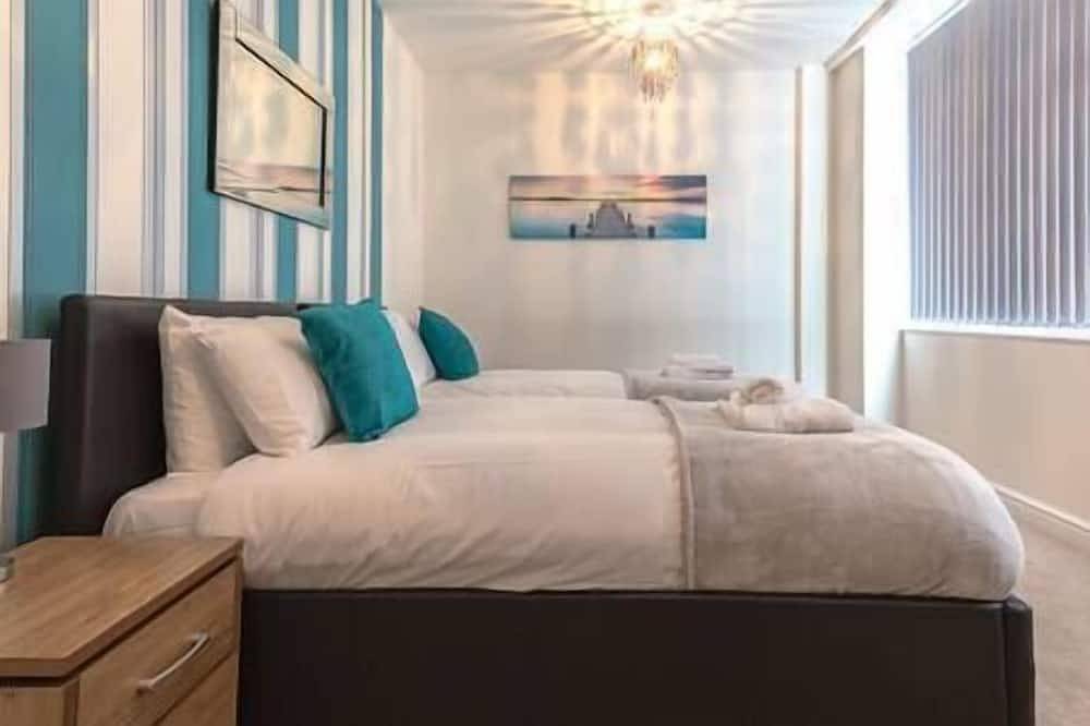 Entire apartment, Comfortable Swindon 2 bedroom Town Centre Apartment with en-suite, Free Parking in Swindon, North Wessex Downs