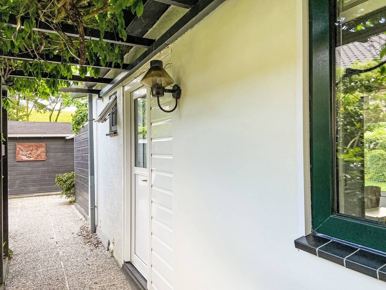 Kleine woning met tuin direct achter de dijk in Nederlandse Noordzeekust