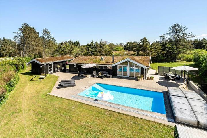 Ferieudlejning for 8 personer, med terrasse og pool i Hune