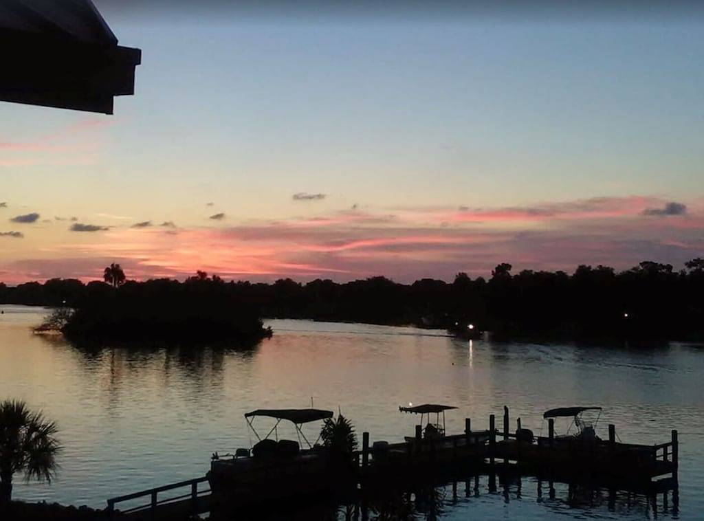 Million Dollar view. Sleeps 6. Renovated June '23. Dock/Kayaks/Paddleboard in Homosassa, Citrus County