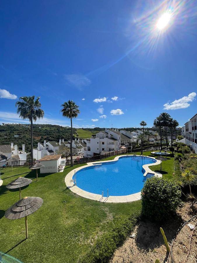 Apartamento para 4 personas, con piscina además de jacuzzi y jardín en La Alcaidesa