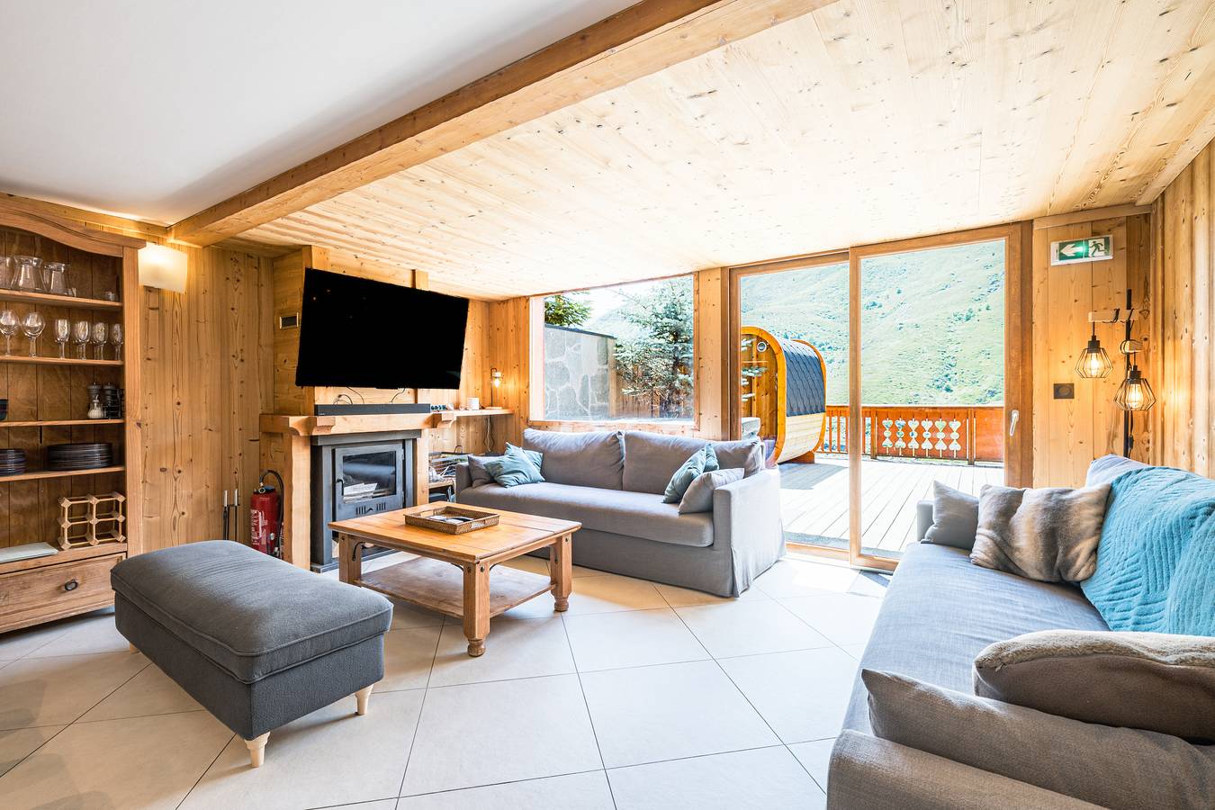 Chalet Gabrielle Demi-pension - ski aux pieds - cheminée, jacuzzi et sauna - Confort et vue lac in Saint-Martin-de-Belleville, Les Trois Vallées