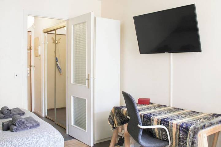 Ganze Wohnung, Bright Studio with Balcony – Porte de Versailles in Vanves, Hauts-de-Seine