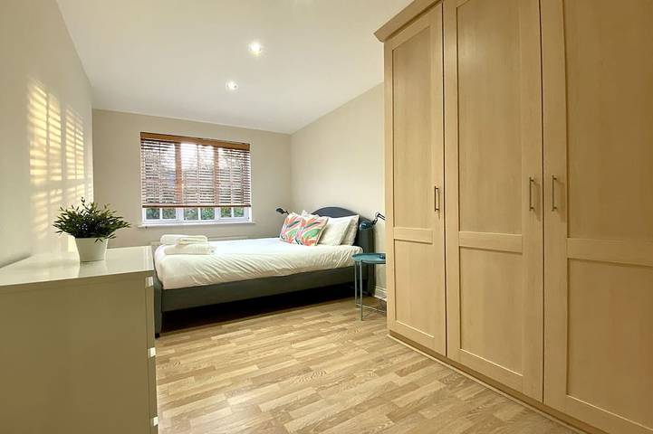 Ganze Wohnung, Woking 2-Bed Flat with Balcony and Parking in Woking, Surrey