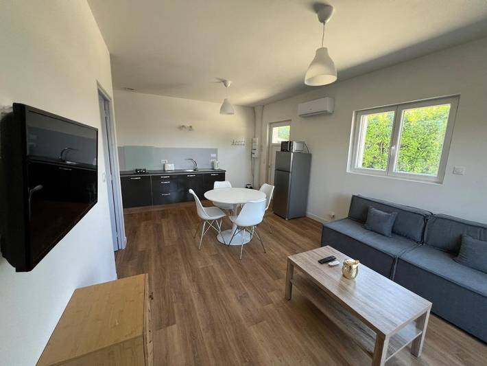Gîte pour 4 personnes, avec terrasse dans Brézins
