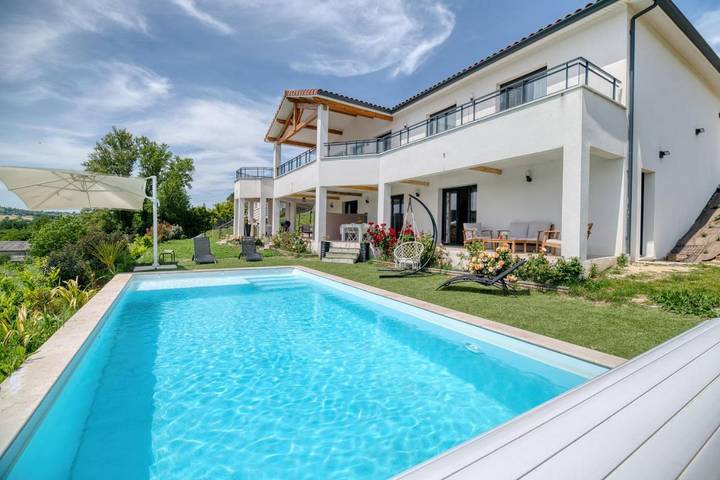 Gîte pour 2 personnes, avec Balcon et Terrasse ainsi que Jardin et Piscine à Aureville