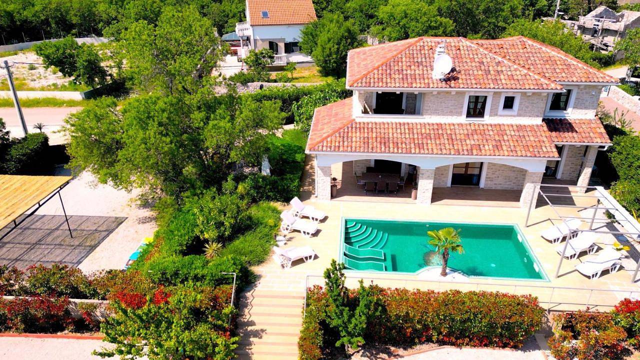 Villa Cecilia - 4 bedrooms, 4 bathrooms, heated inside pool, gym in Lakmartin, Krk