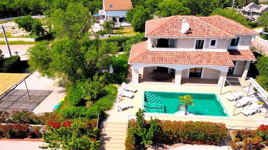Ferienhaus für 8 Personen, mit Terrasse und Garten sowie Pool in Lakmartin