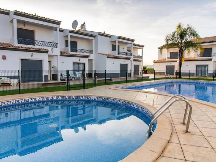 Villa para 6 pessoas, com vista e piscina infantil e ainda jardim and piscina em Ferreiras