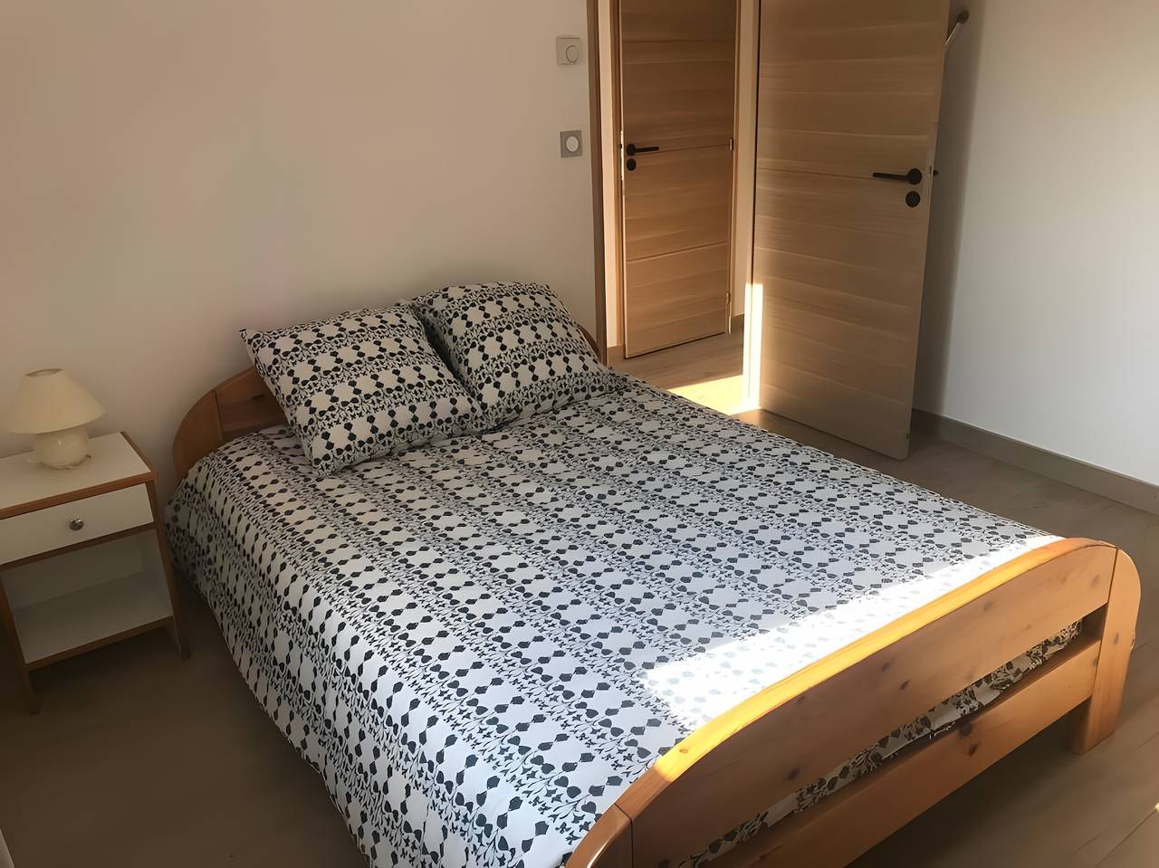 Appartement entier, Appartement « Havre de paix à 2 pas du port » avec terrasse, jardin privé et Wi-Fi in Paimpol, Côte de Goëlo