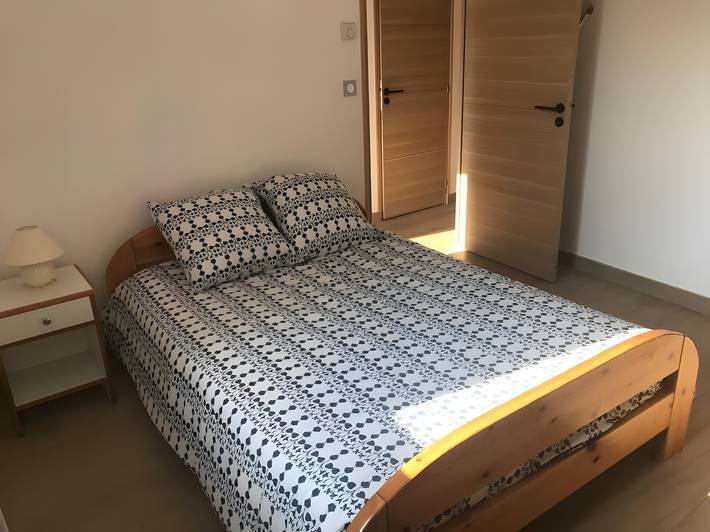 Appartement entier, Appartement « Havre de paix à 2 pas du port » avec terrasse, jardin privé et Wi-Fi in Paimpol, Côte de Goëlo