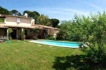 Gîte pour 2 personnes, avec terrasse et piscine à Pégomas