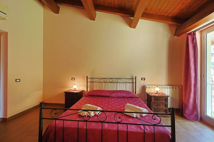 Chambre 'Stromboli' avec terrasse partagée, jardin commun et climatisation in Patti, Monti Nebrodi