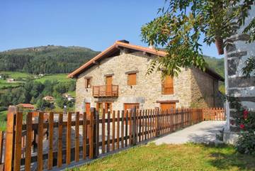 Casa rural para 12 personas, con jardín y vistas, Familias con niños en Tolosaldea