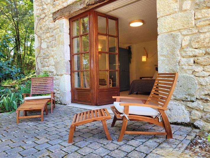 Location de vacances pour 2 personnes, avec vue ainsi que piscine et jardin, animaux acceptés à Flaugnac - 3