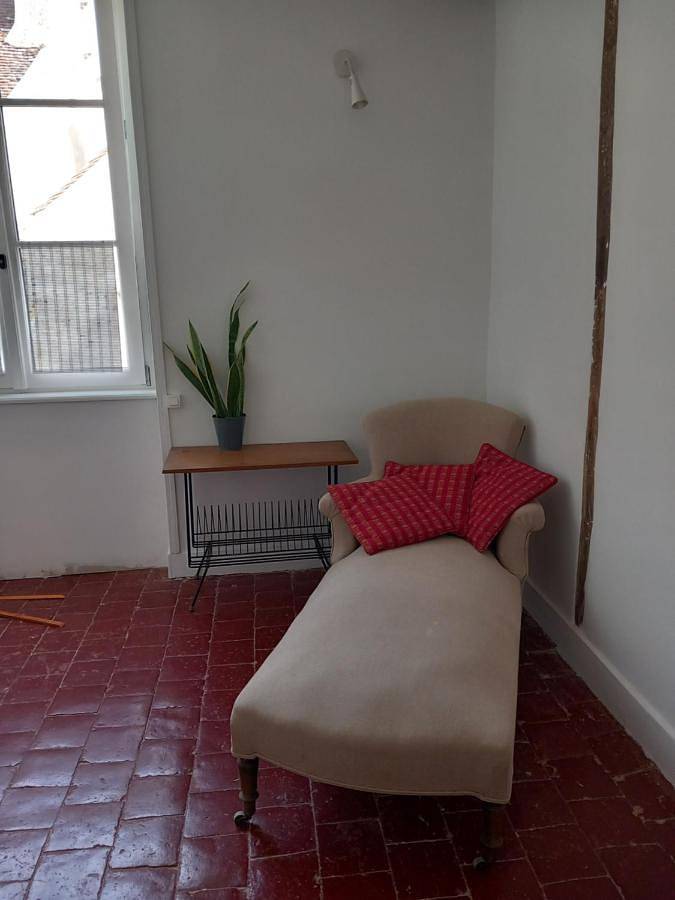 Gîte pour 2 personnes, avec terrasse et vue dans Eglise Notre Dame De Noyers - 4