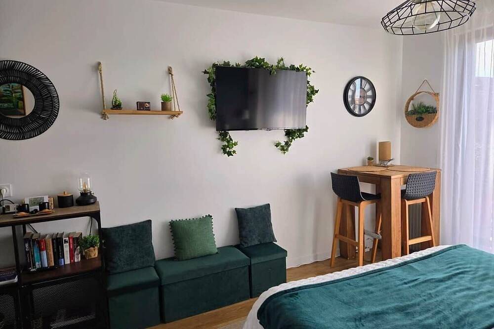 Appartement entier, \"Studio Vert\": esprit forêt provençale in Éguilles, Côte méditerranéenne (France)