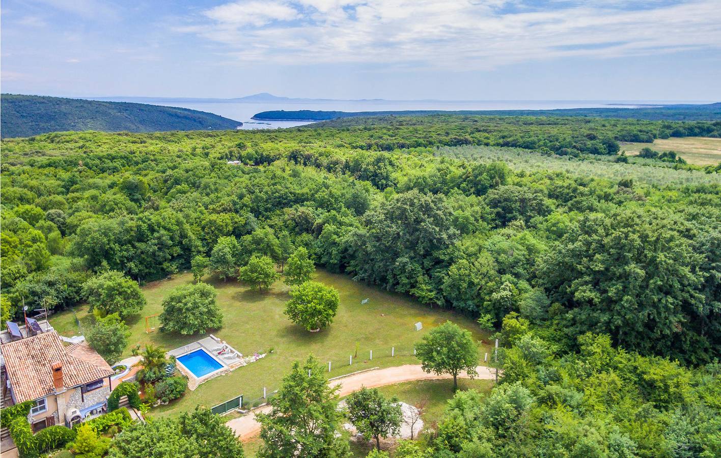 Geräumiges Apartment mit 2 Schlafzimmern, Pool, WLAN und Terrasse in der Nähe des Flughafens Pula in Valtura, Südküste Istrien