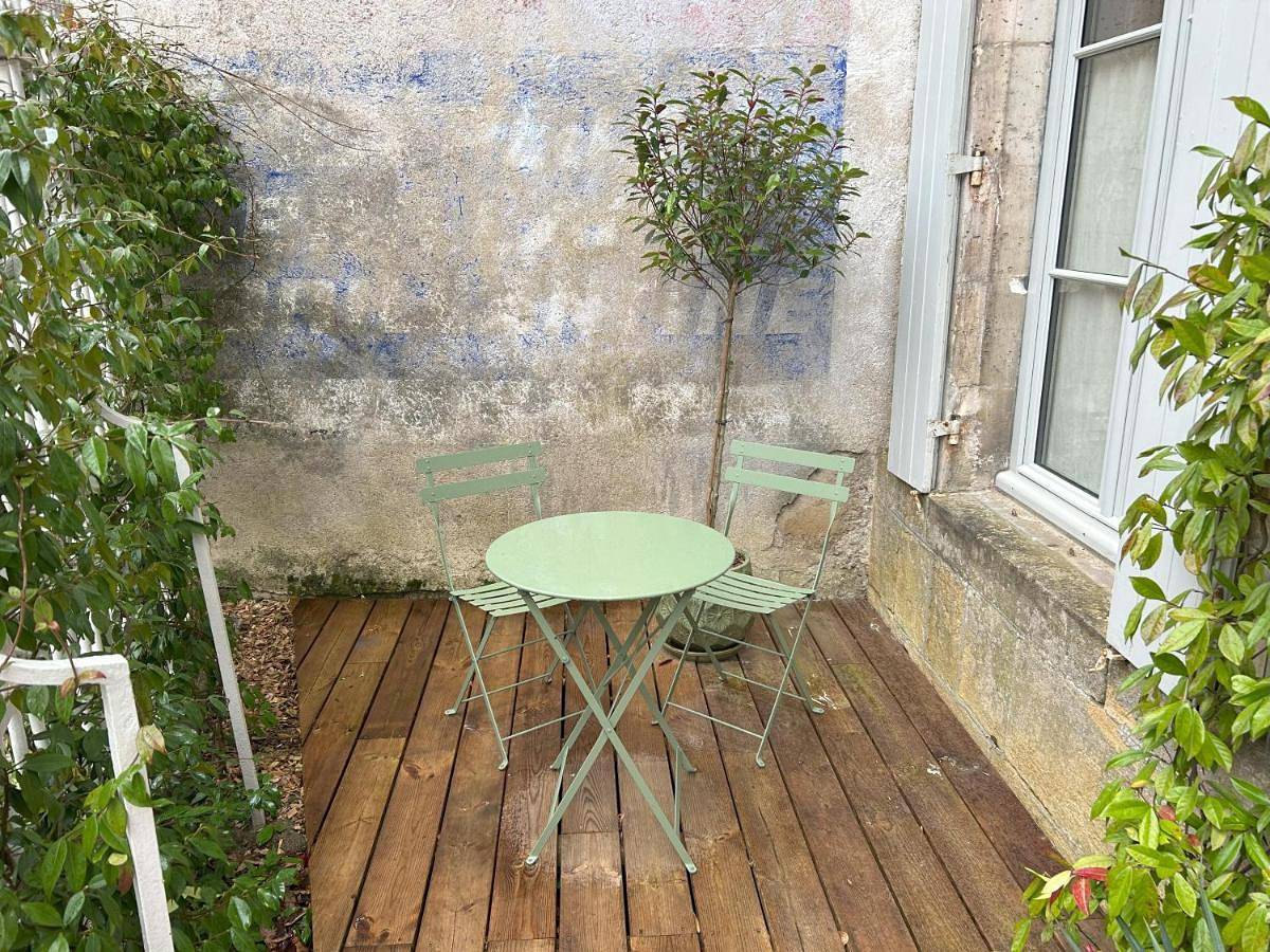 Appartement entier, Studio avec terrasse privée in Nontron, Parc naturel régional Périgord-Limousin