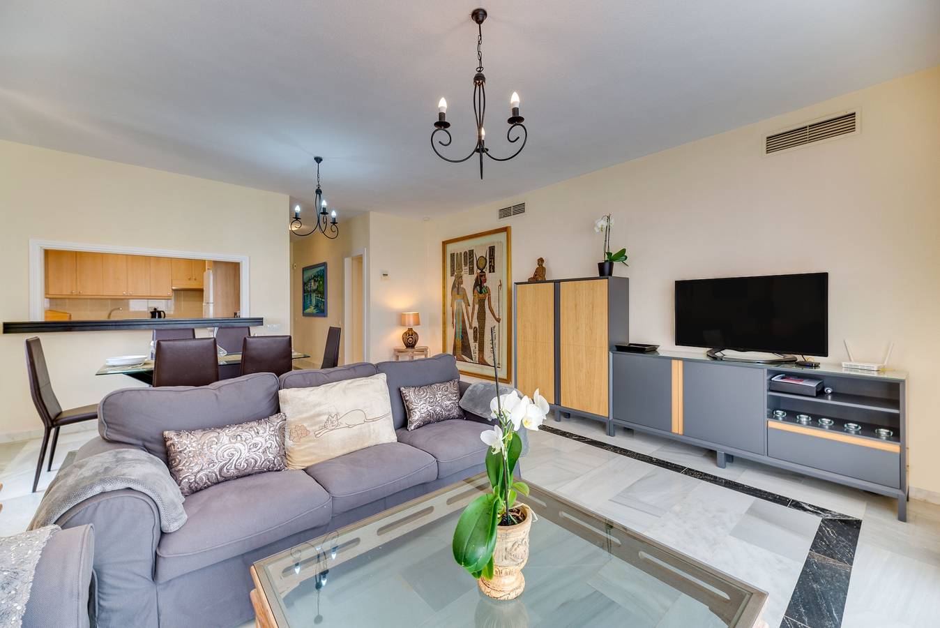Ganze Wohnung, Ferienwohnung 'Puerto Banus3 Sandy Beachside' mit Gemeinschaftspool und Klimaanlage in Marbella West, Marbella