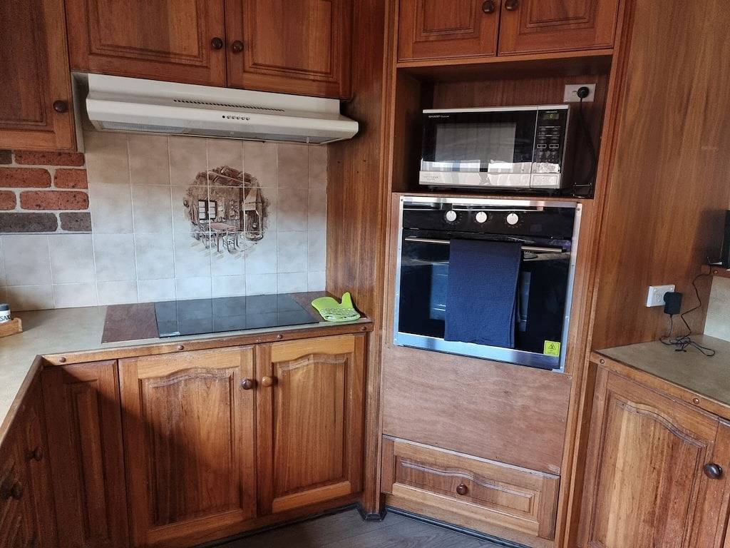 Pet Friendly\nlarge 3 Bedroom House \n2 Living Areas\nensuite & Outdoor Areas in Sydney, New South Wales