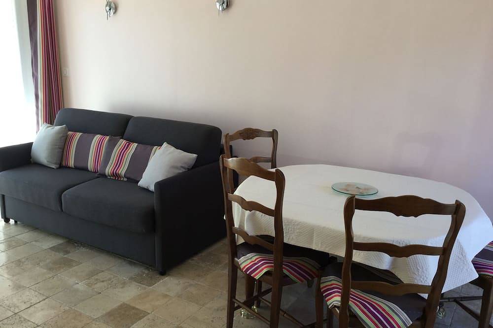 Bonita casa de campo con piscina climatizada ubicada en Cavaillon, magnífica vista, 2/4 personas in Cavaillon, Parque natural regional del Luberon