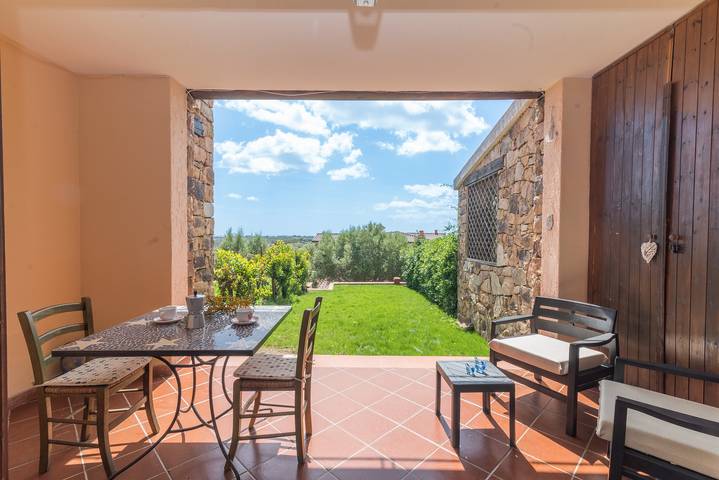 Gîte pour 5 personnes, avec balcon et jardin, animaux acceptés à Monte Petrosu