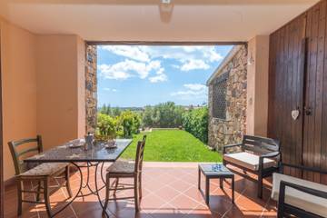 Gîte pour 5 personnes, avec balcon et jardin, animaux acceptés à Monte Petrosu