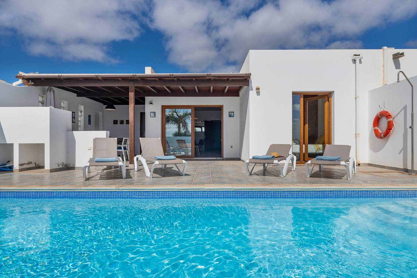 Holiday Villa 'Nitho' with Sea View, Private Pool and Wi-Fi in Playa Blanca, Yaiza