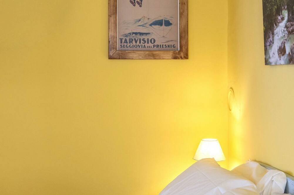 Entire apartment, A charming and welcoming studio apartment of approximately 25 square meters, perfect for three people, located on the ground floor of a historic building built in 1864 and renovated in 2025 while maintaining its historic atmosphere (No elevator).The prop in Tarvisio, Karnischer Hauptkamm