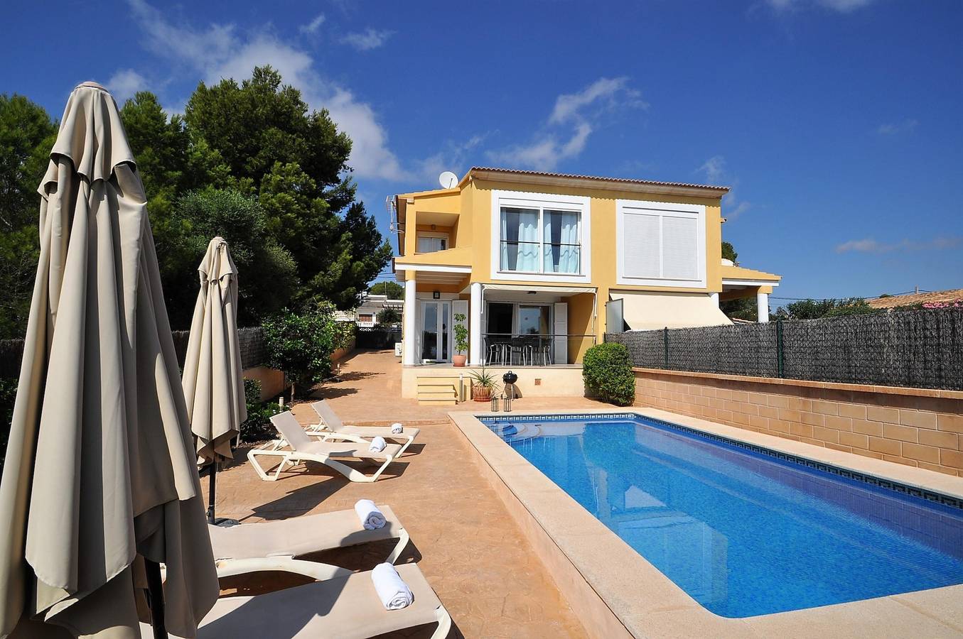Schöne Villa "Es Pas" mit Pool, Klimaanlage, Wlan, Terrassen & Meerblick in Cala Pi, Llucmajor