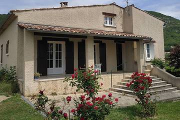 Gîte pour 4 personnes, avec jardin à Banon