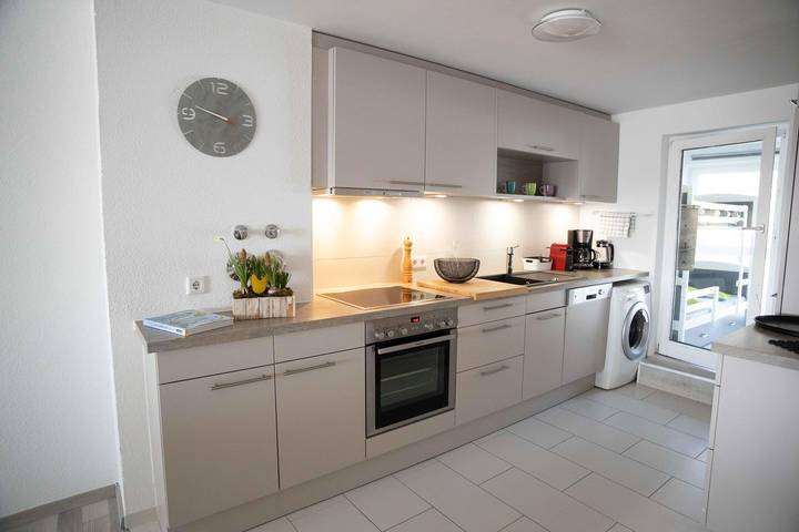 Ganze Wohnung, Komfortable Ferienwohnung mit überdachtem Balkon nahe See und Zentrum in Überlingen in Badestrand Bodensee Yachtclub Überlingen, Überlingen