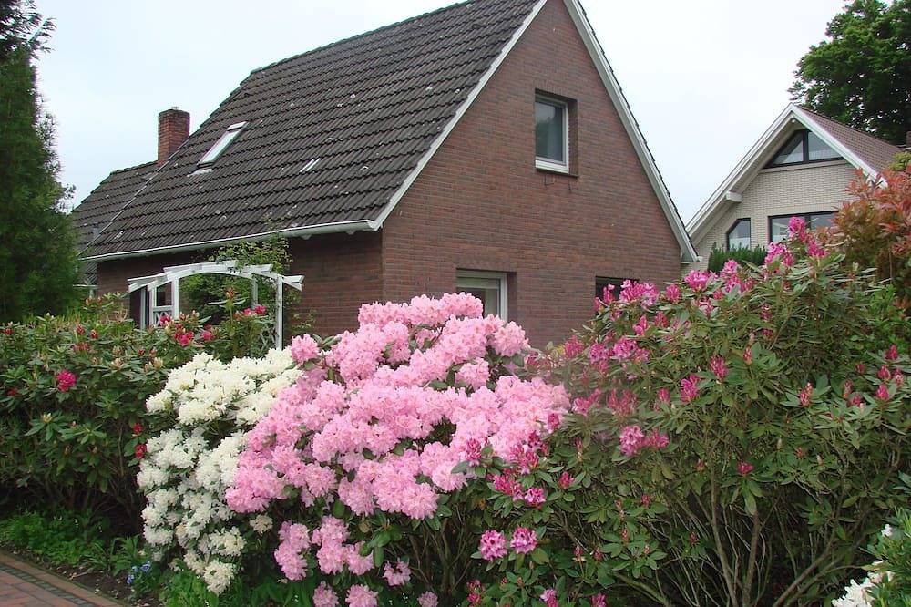 Idyllisches Haus, an einer historischen Klinkerstraße mit Lindenbäumen in Rostrup, Bad Zwischenahn