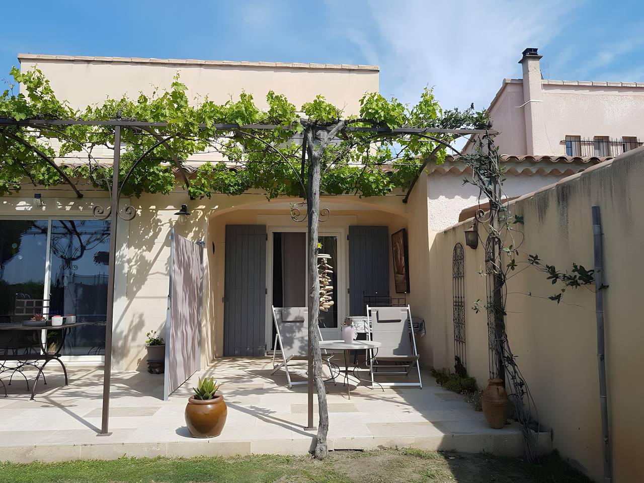 Bed and Breakfast 'Fleur De Garance' with Shared Pool, Private Terrace and Wi-Fi in Le Thor, Vaucluse