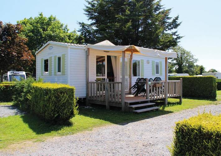 Camping pour 4 personnes, avec Terrasse ainsi que Jardin et Piscine
