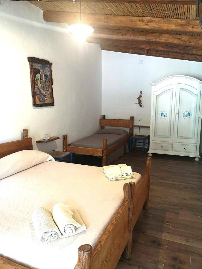 Gîte pour 3 personnes, avec vue ainsi que jardin et piscine, animaux acceptés à Orgosolo - 3