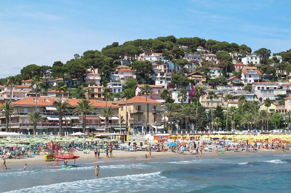 Appartamento intero, Incantevole appartamento per 4 persone con WIFI, balcone, animali ammessi e vista panoramica in Andora, Riviera di Ponente