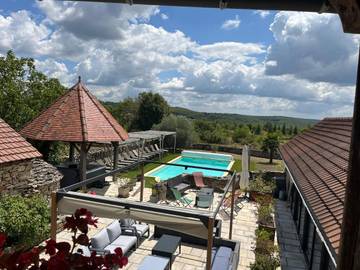 Chambre d’hôte pour 4 personnes, avec jacuzzi et jardin ainsi que piscine et balcon dans l' Aveyron