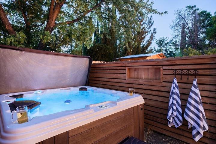 Log cabin for 8 people, with hot tub and yard as well as sauna in Sedona