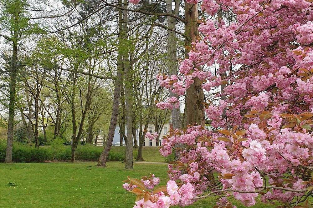 Ganze Wohnung, Ruhige Ferienwohnung direkt am Moerser Schlosspark in Moers, Niederrhein