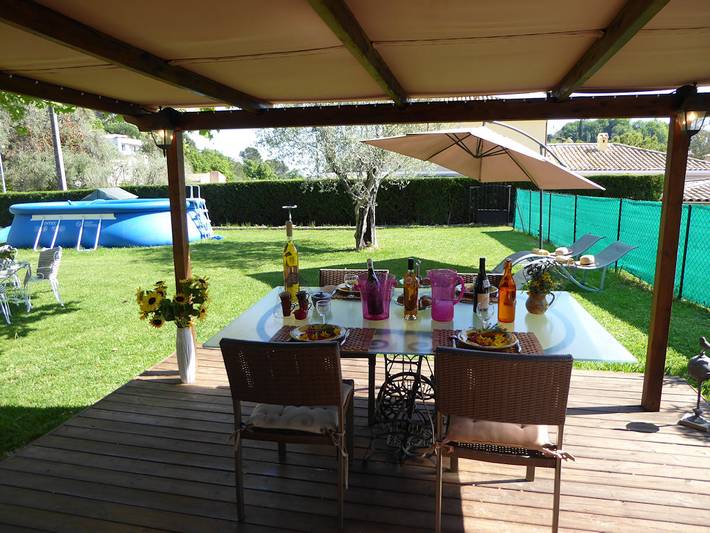 Gîte pour 6 personnes, avec piscine ainsi que terrasse et jardin