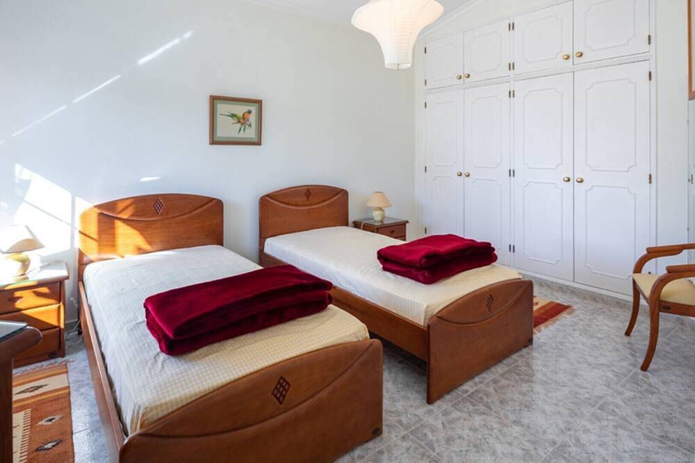 Beautiful 3-Bed Villa in Faro Spool & Seaview in São Pedro, Faro