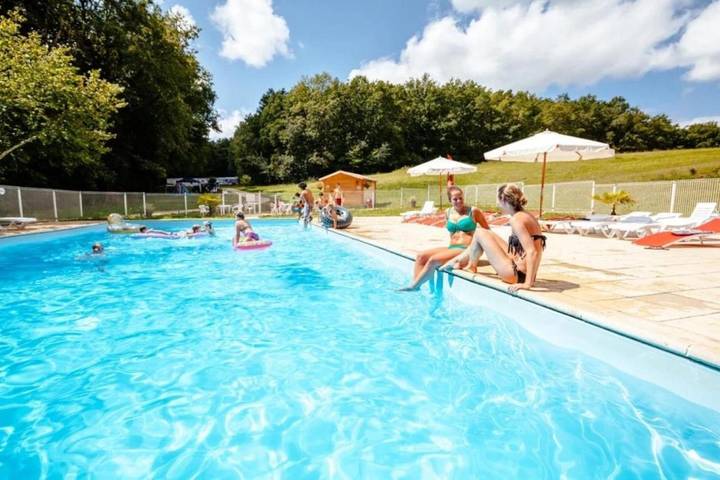 Location de vacances pour 4 personnes, avec piscine et jacuzzi à Saint-Sulpice-de-Mareuil