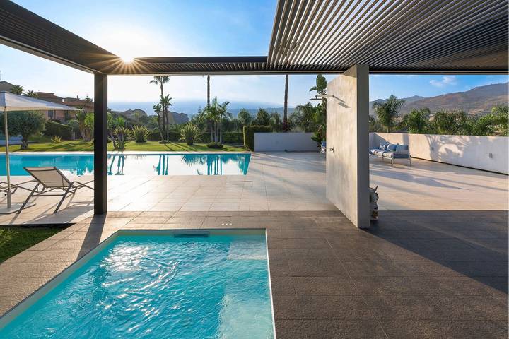 Casa vacanza per 14 persone, con giardino e idromassaggio nonché balcone e sauna in Calatabiano